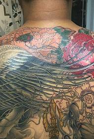 Kreativní totemové tetování pokrývající celé záda