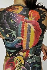 Moi atractivo e cheo de coloridas tatuaxes de luras