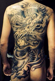 Motif de tatouage de dragon à l'arrière