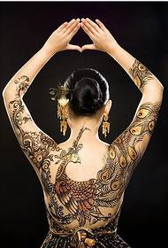 Mujer de personalidad llena de hermosos tatuajes de pavo real