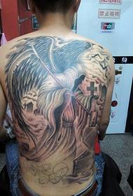 Полн со злобна смртна тетоважа