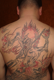 Model i tatuazhit me mbështetje të plotë për tatuazhin pirun