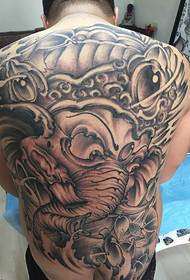 Lumoava norsujumalan tatuointikuvio
