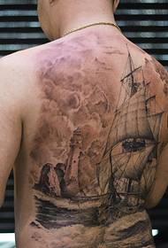 Großes Segelboot-Tattoo-Muster über den gesamten Rücken