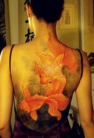 Цветен модел на татуировка на златни рибки на гърба на момичето