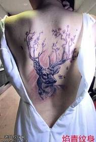 Patrón de tatuaje de ciervo gris negro de espalda completa