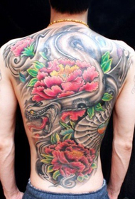 Dominirajući muški leđa igraju slike božurnih tetovaža