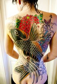 Женский полный назад традиционный образец татуировки кальмара