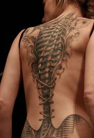 Modelja tatuazh skelete e personalitetit mbrapa vajzës seksuale