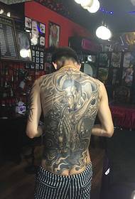 Branco e negro patrón de tatuaxe deus Erlang cubrindo toda a parte traseira