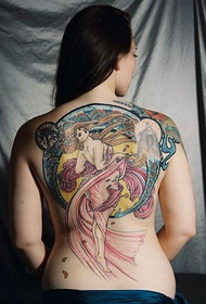 Gyönyörű szép látszó női tetoválás a női hátán