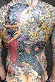 Klasična zmajeva tetovaža u boji hladne boje