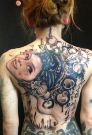Beauty tattoo အနုပညာရှင်နောက်ကျောကအမျိုးသမီးပုံတူတက်တူးပုံစံကိုခြယ်သထားသည်