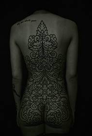 Pola tato totem hitam dan putih yang kreatif