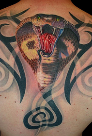 реалистичен модел на татуировка на кобра на гърба
