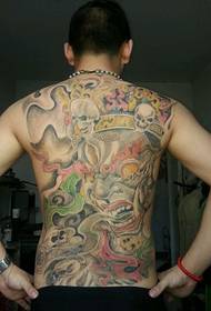Celo chrbát maľoval veľký čierny tetovací vzor