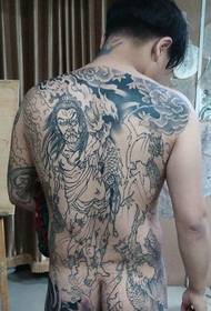 Vyrų pilnas nugaros piktų totemų tatuiruočių paveikslėliai kaip pankas