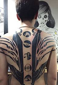 Čeden moški, poln osebnosti totemske tetovaže