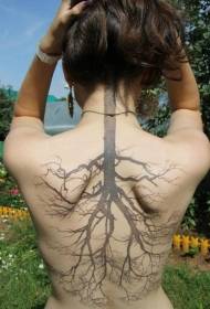 Модел за тетоважа со црно дрво на спротивниот грб