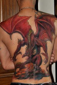 Uma tatuagem de pterossauro em chamas nas costas