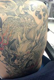 Imagine de tatuaj de dragon alb-negru care acoperă întreg spatele