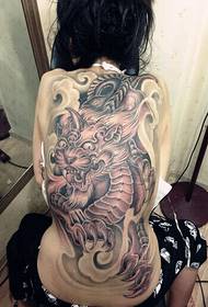 Chica llena de tatuajes de espalda