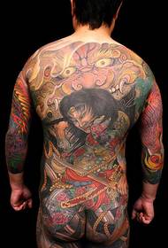 Olśniewający i okrutny kolorowy tatuaż totemiczny