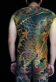 Доминантна слика со голема тетоважа со лигњи со целосна боја