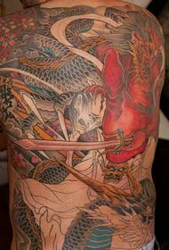 Klasisks dominējošs pilnkrāsu totēma tetovējums