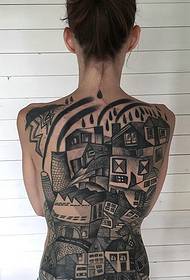 Cheo de tatuaxes nas costas da casa