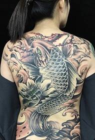 Вся спина покрыта большими татуировками кальмаров.