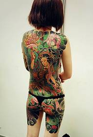 Pola tato totem penuh warna gadis itu sangat arogan