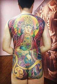 Mężczyzna pełen kolorowych tatuaży bodhisatwy