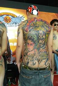 Hombres maduros con tatuajes tótem de diferentes colores.