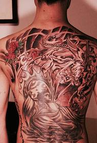 Een tattoo met volledige rug gecombineerd met een Boeddhabeeld