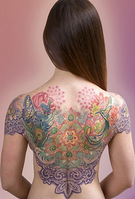 Mujer llena de bonito tatuaje de flor de mariposa