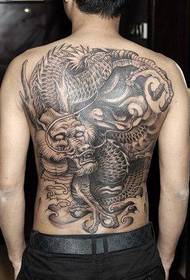Zgodan uzorak tetovaže zmaja s potpunim leđima