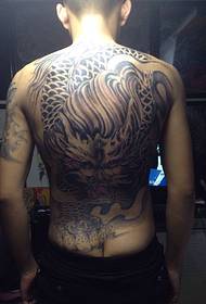 Pilna nugaros laimingo žvėries juodos ir baltos vienaragio tatuiruotė