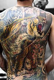 Uralkodó tetoválás a vadállat királya