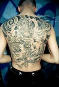 Motif de tatouage dragon et ciel noir à l'arrière