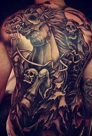 Vīriešu valdonīgs, pilns ar nāves tetovējumiem