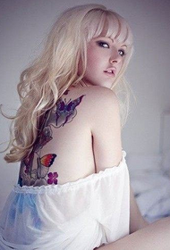 Prekrasna europska i američka ljepotica s lijepom tetovažom leptira