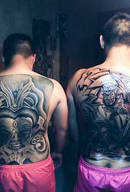 Divi dažādi muguras tetovējumu pilnīgu tetovējumu modeļi