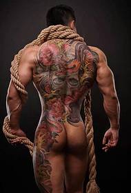 Sval muž plný zpět totem tetování tetování kouzlo neomezené