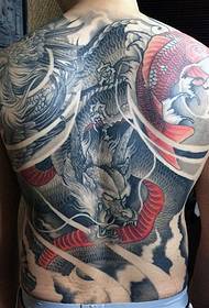 Muž dominujúci plné späť draka tetovanie vzor