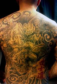 Lalaki anu pinuh ku desain tato samurai