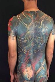 Vărsat peste tot în spatele tatuajului dragonului rău pentru a-i ucide pe toți