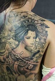 Polni hrbet nežne črno-bele slike s tatoo