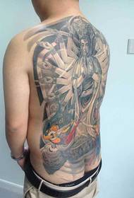 Milaka eskuko Guanyin tatuajeak giroa beteta