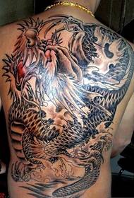 Manusia penuh dengan tato totem naga dominan